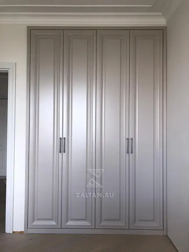 Серый встроенный шкаф в спальню