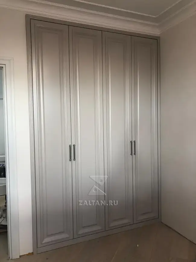 Шкаф в нише классика