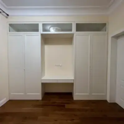 П-образный шкаф в спальню с туалетным столиком