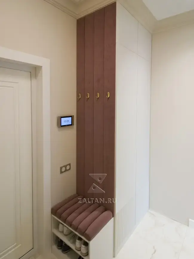 Мягкая стеновая панель в прихожей