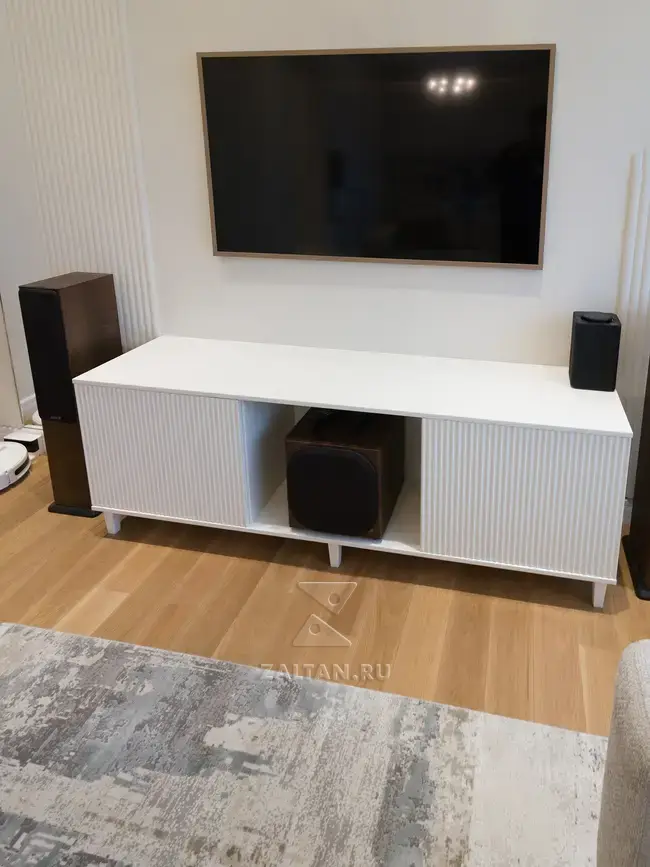 Белая тумба с фрезеровкой