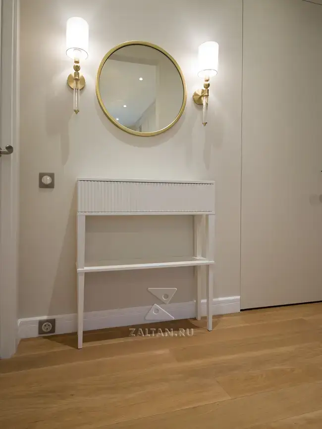 Белая консоль в коридоре