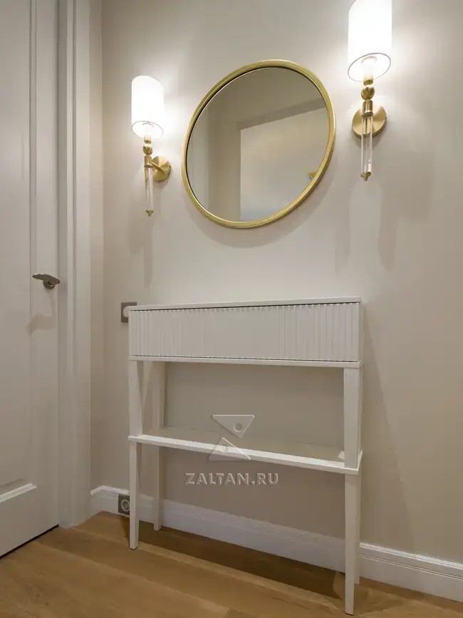 Современная консоль в прихожей