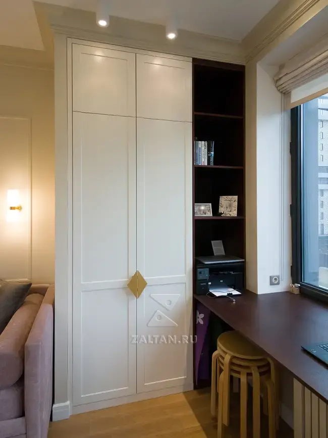 Белый распашной шкаф в спальне