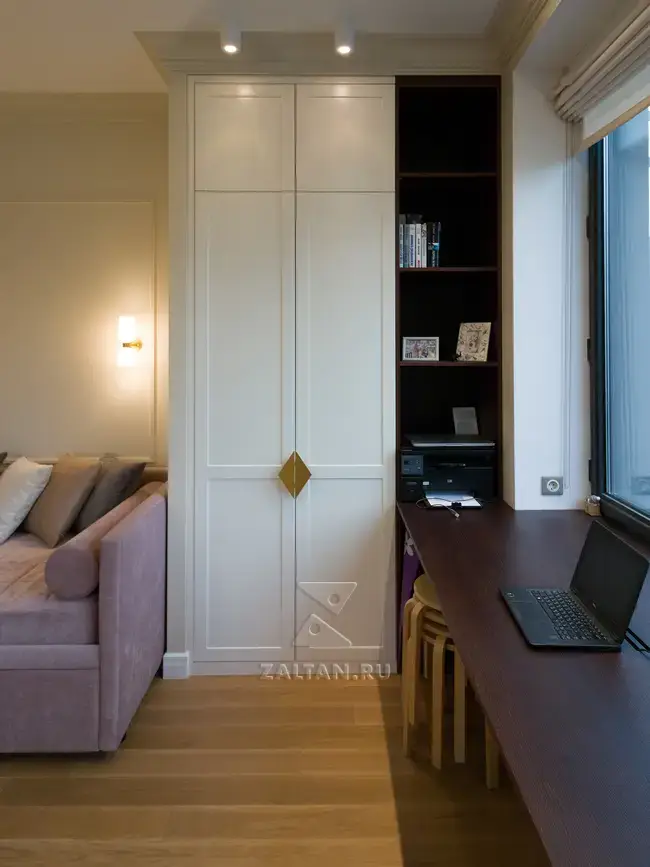 Шкаф рядом с рабочей зоной