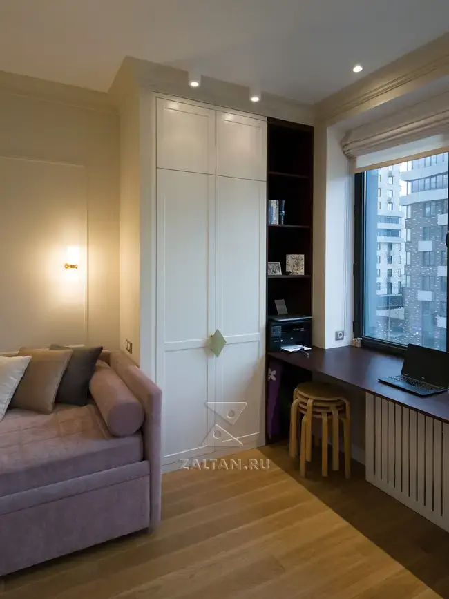 Встроенный шкаф у рабочего места