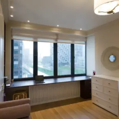 Рабочая зона вдоль окна из шпона дуба