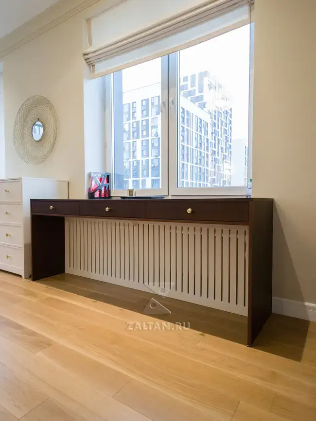 Стол из шпона у окна