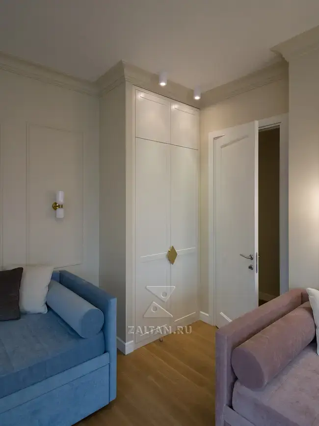 Белый шкаф с фрезеровкой