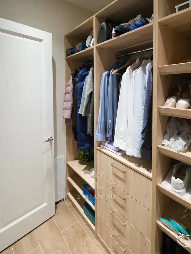 Встроенный комод и наклонные полки под обувь