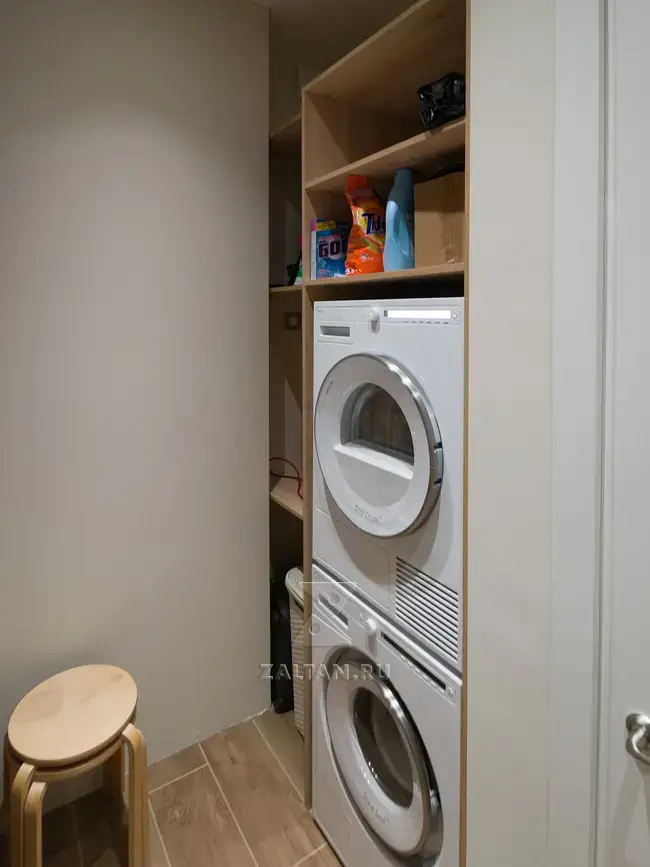 Стеллажи в зоне постирочной