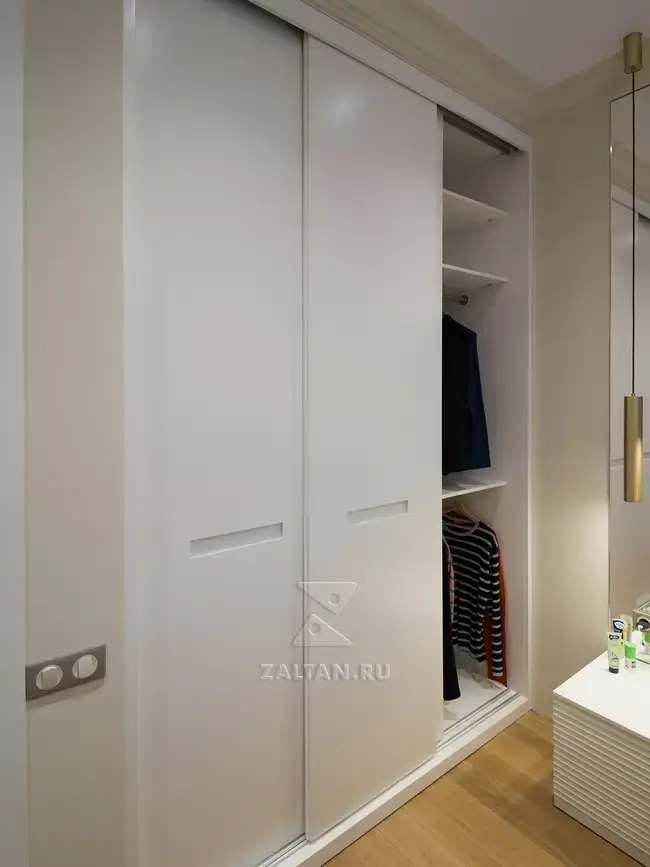 Белый шкаф-купе в спальне