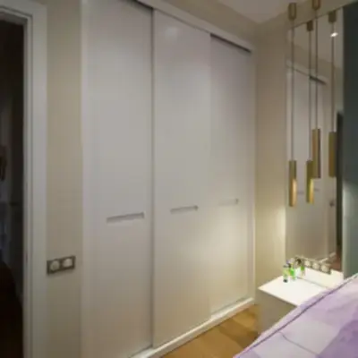 Шкаф-купе в спальню с интегрированными ручками