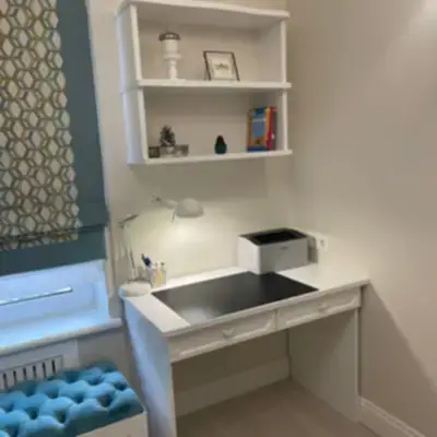 Рабочий стол с полками в детскую