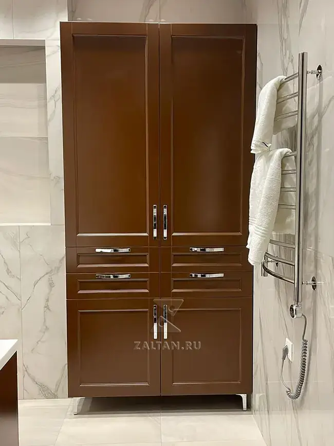Бордовый шкаф в ванную