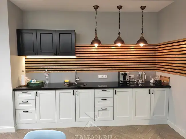 Кухня с реечными панелями