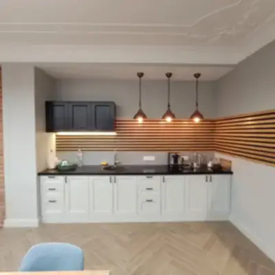 Кухня с реечной стеновой панелью