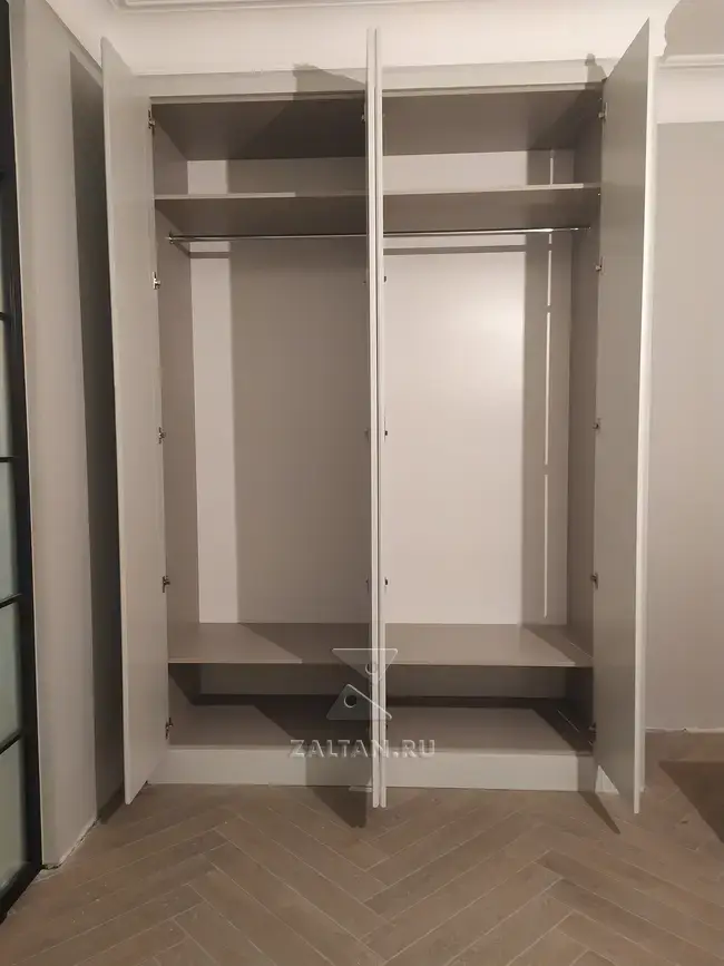 4-х дверный распашной шкаф