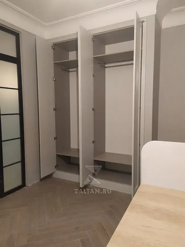 Наполнение шкафа в нише