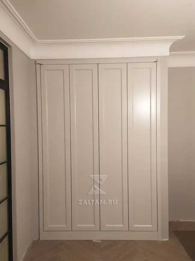 Распашной шкаф с фрезеровкой