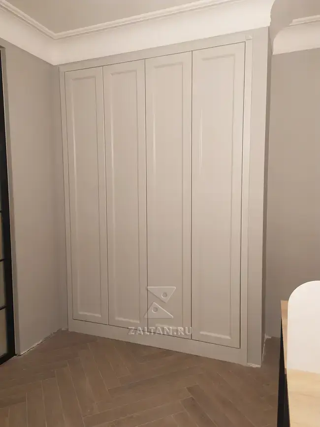 Серый встроенный шкаф