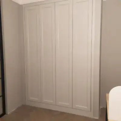 Встроенный серый шкаф