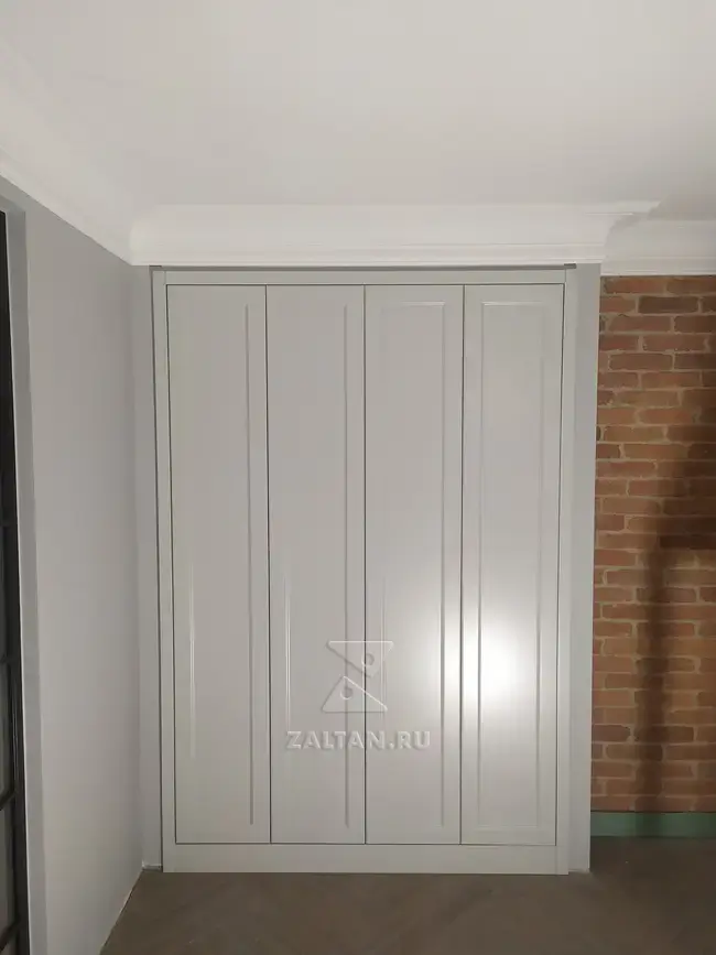 Серый шкаф в нише