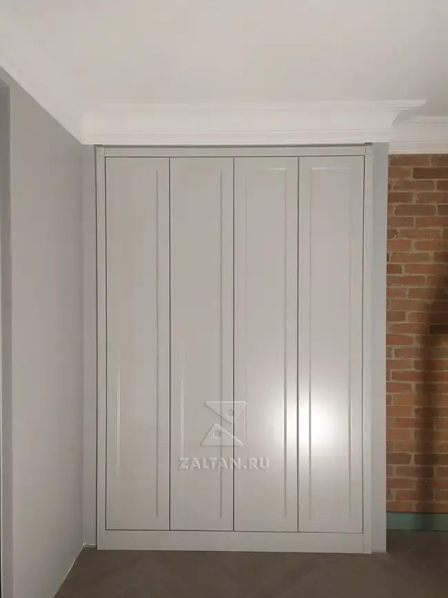 Шкаф в прихожей распашной