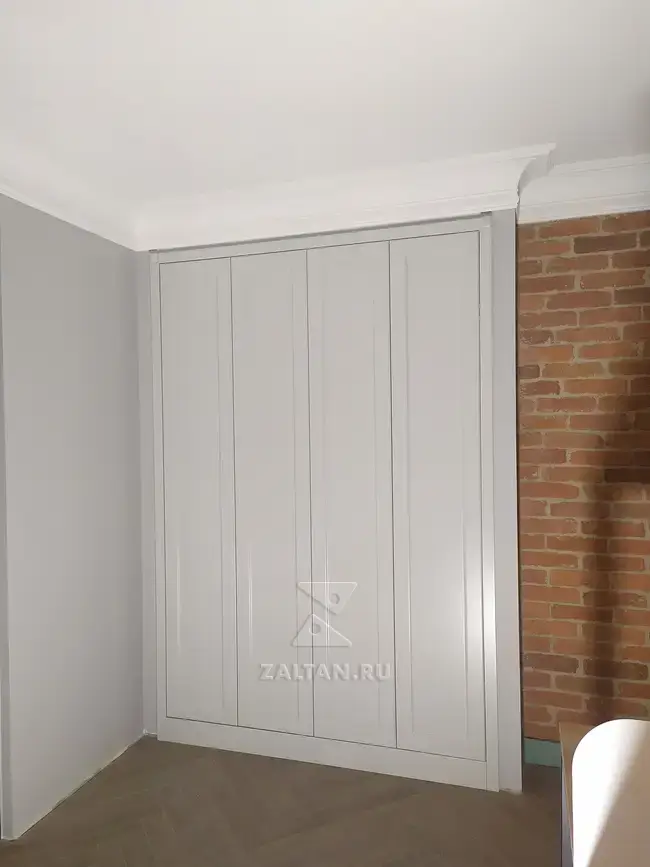 Встроенный распашной шкаф
