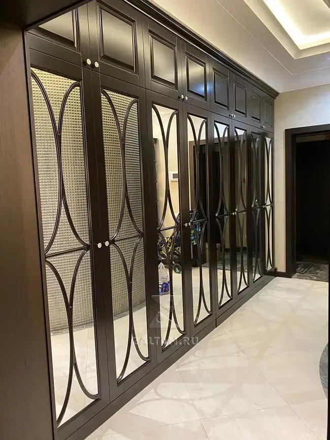 Чёрный зеркальный шкаф с дугами