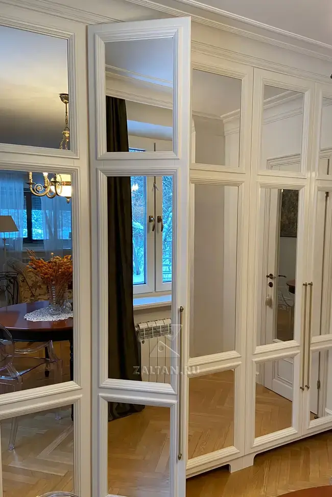 Классический шкаф в столовую