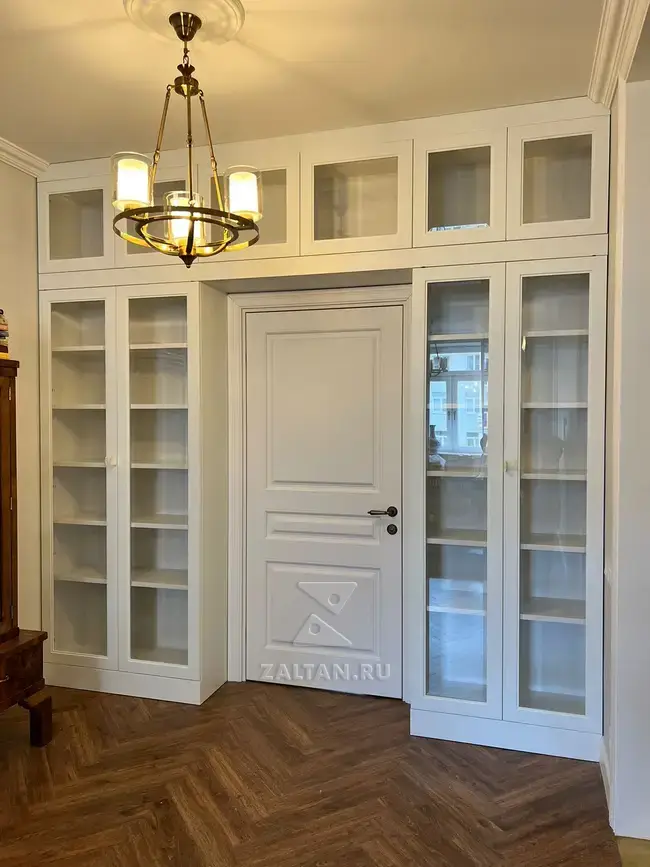 Классический шкаф вокруг двери