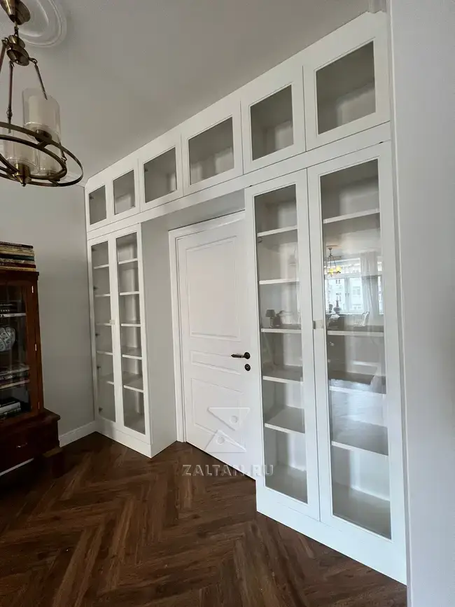 Шкаф вокруг двери