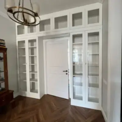 П-образный шкаф для книг в гостиную