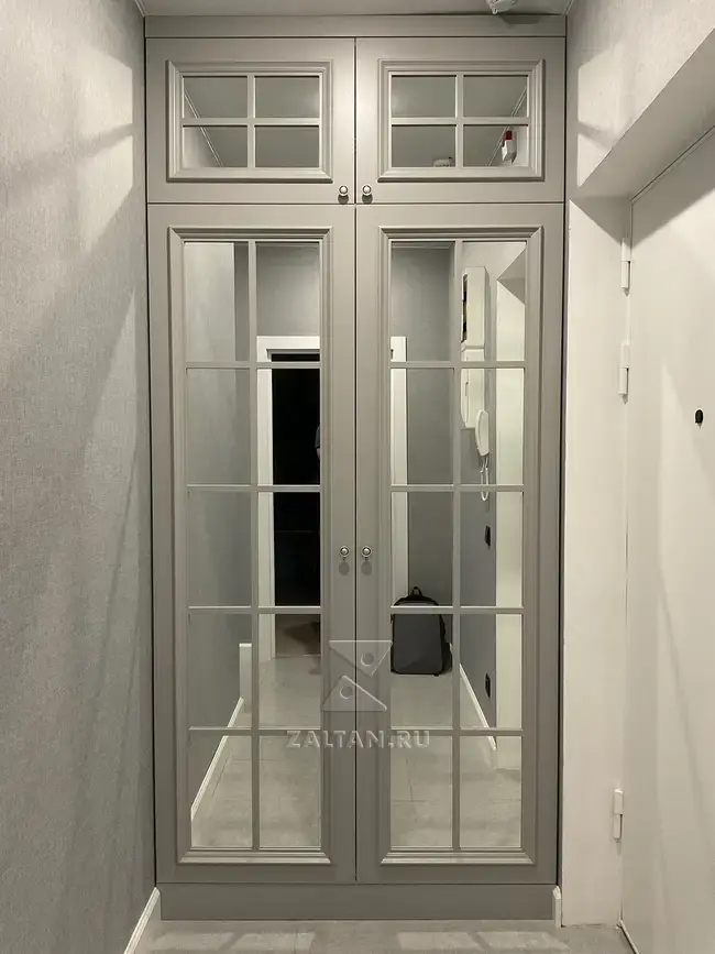 Серый распашной шкаф в прихожую