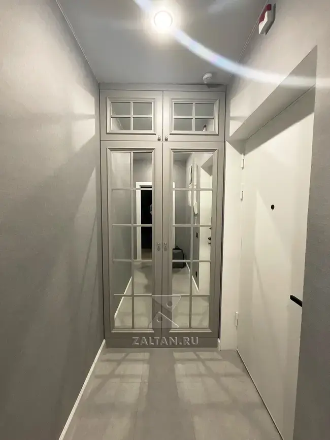 Встроенный зеркальный шкаф