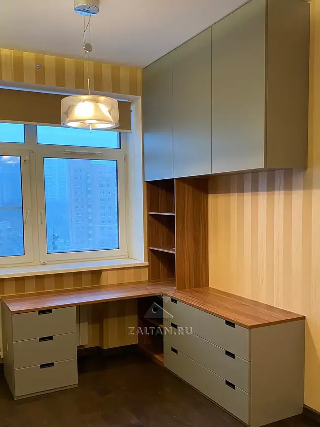 Угловое рабочее место у окна