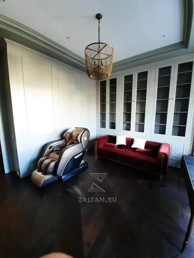 Шкаф для книг в домашней библиотеке