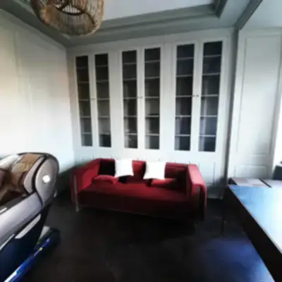 Встроенный книжный шкаф и стеновые панели