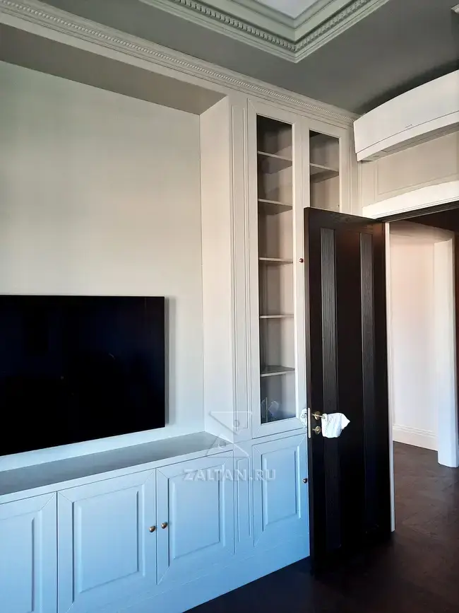 Книжный шкаф