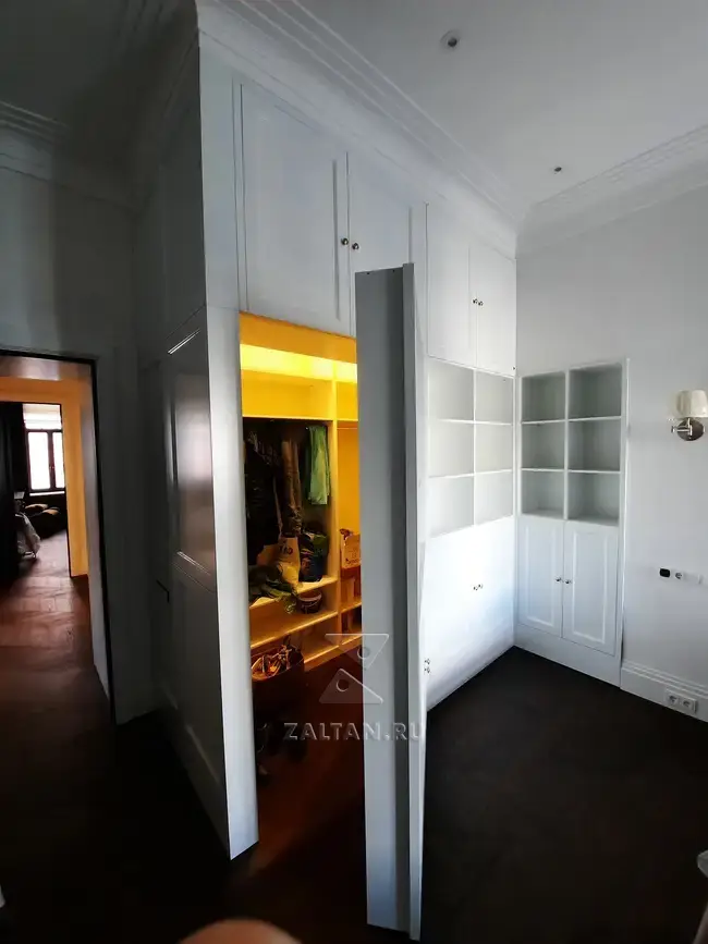 Гардеробная за книжным шкафом