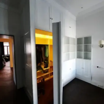 Гардеробная за книжным шкафом