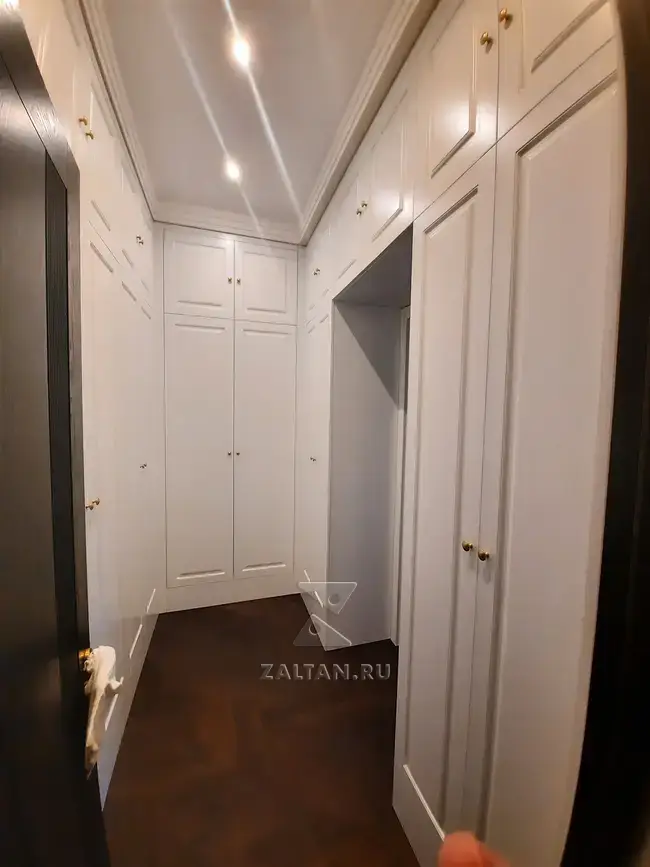 Белая гардеробная комната