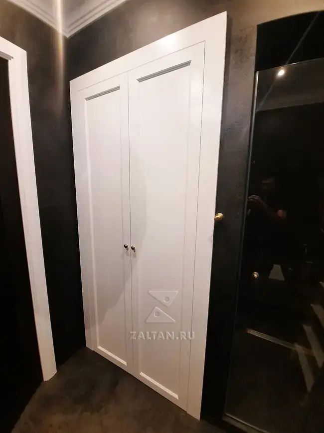 Белый встроенный шкаф для стиральной машины