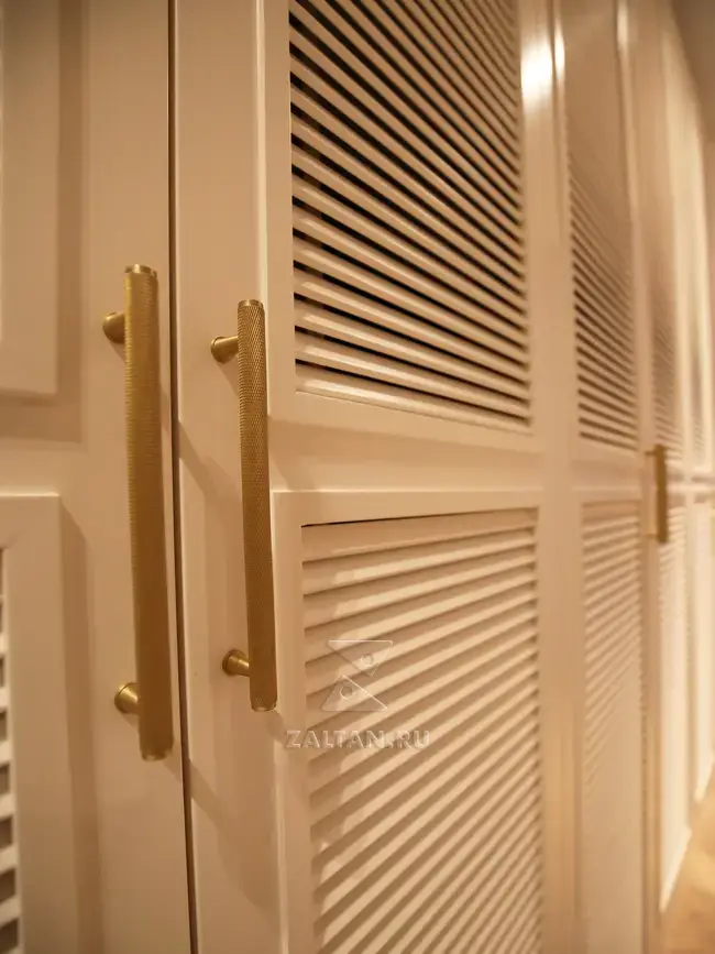 Жалюзийные двери в шкафу