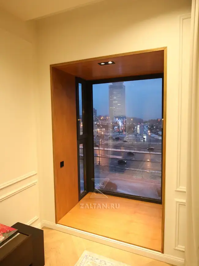 Стеновые панели у окна