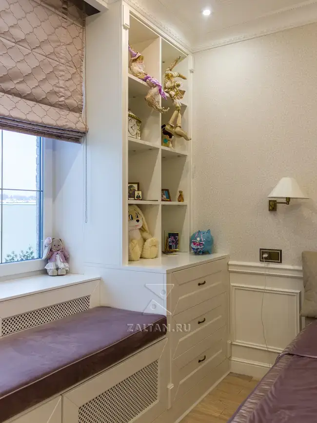 Шкафы по бокам от окна