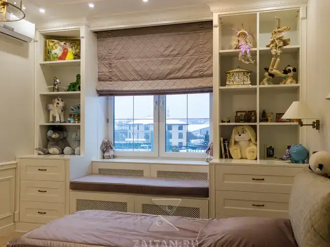 Шкафы вокруг окна в детскую