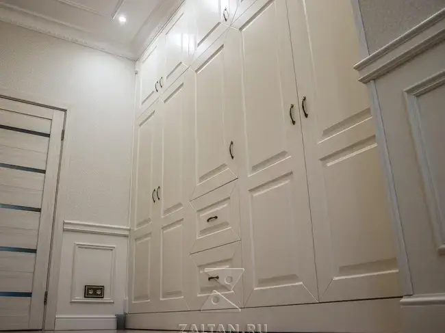 Распашной шкаф в прихожую