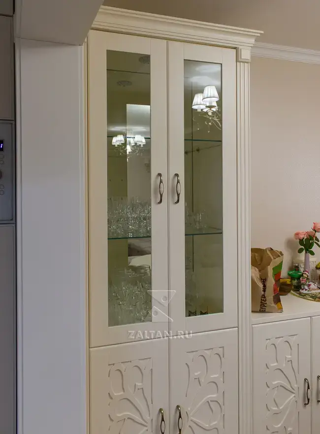 Классический шкаф в столовую